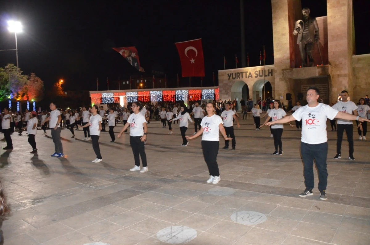 Cumhuriyetin 100. yılında Didim’de 100 kişiyle zeybek gösterisi