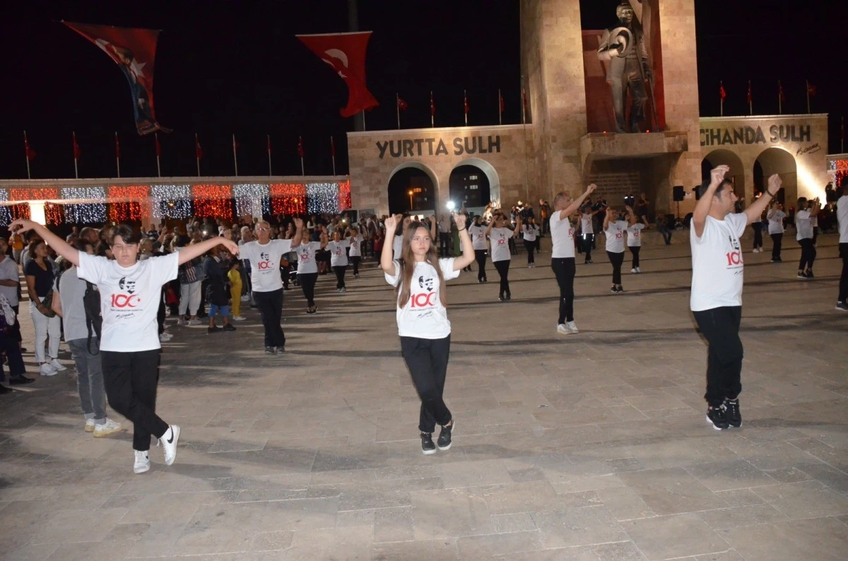 Cumhuriyetin 100. yılında Didim’de 100 kişiyle zeybek gösterisi