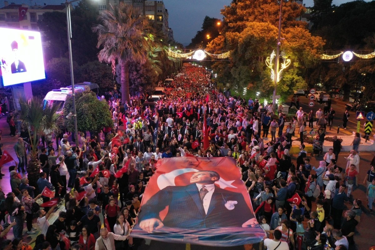 Aydınlılar kortej yürüyüşünde bulvara sığmadı