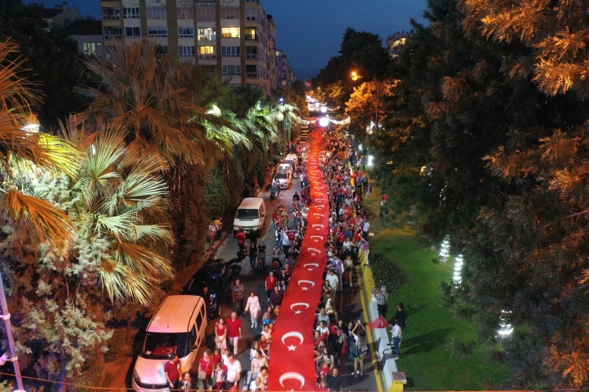 Aydınlılar kortej yürüyüşünde bulvara sığmadı
