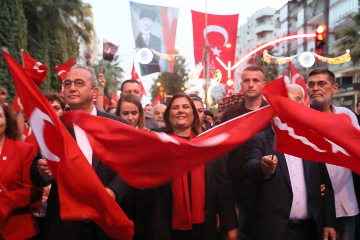 Aydınlılar kortej yürüyüşünde bulvara sığmadı