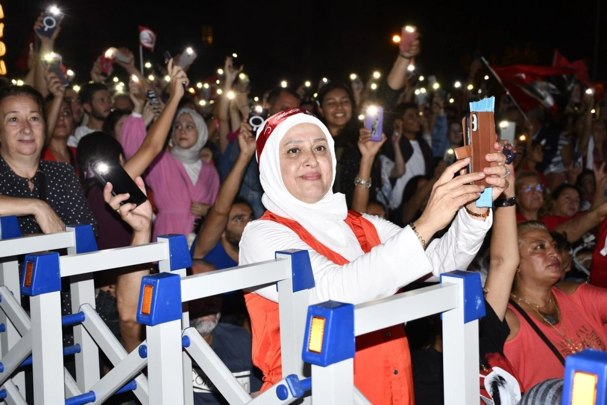 Kuşadası'nda 100'üncü yıl coşkusu Hande Yener ile taçlandı