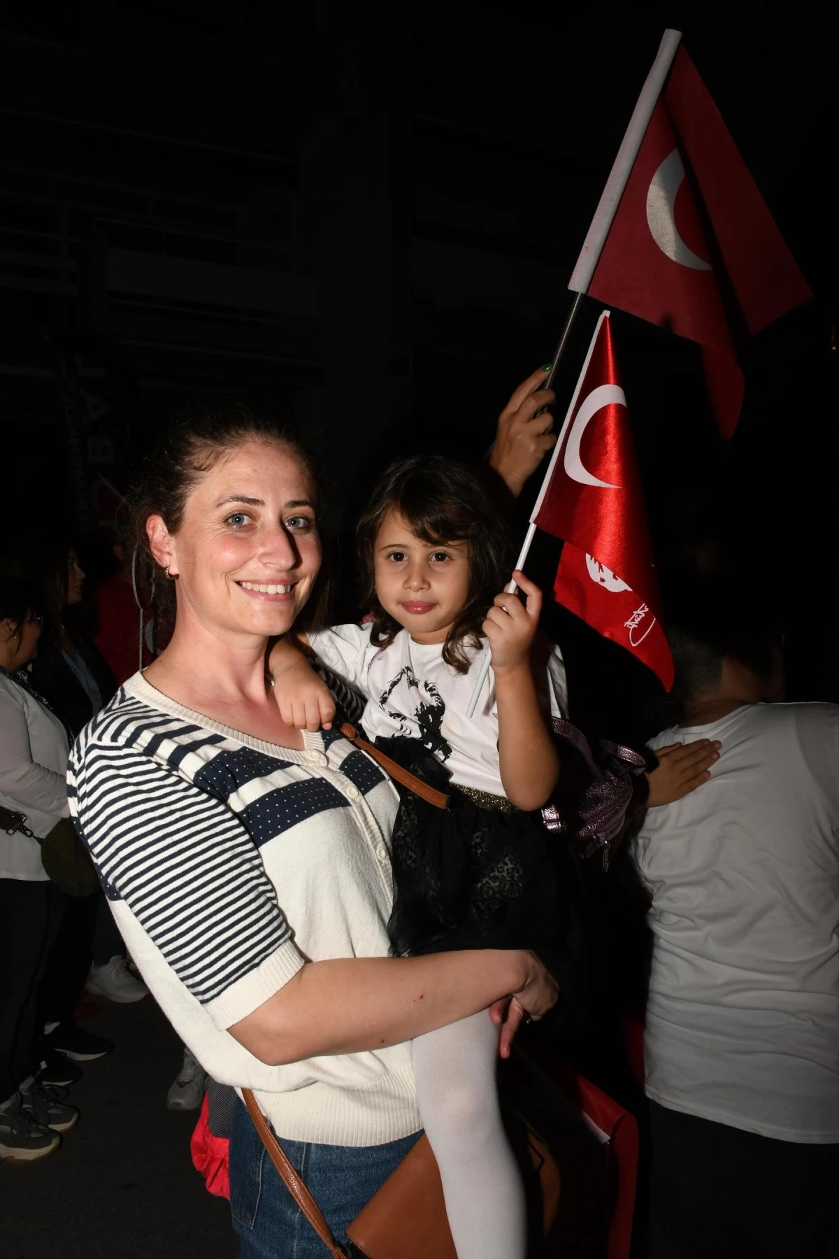 Kuşadası'nda 35 bin kişilik cumhuriyet korteji