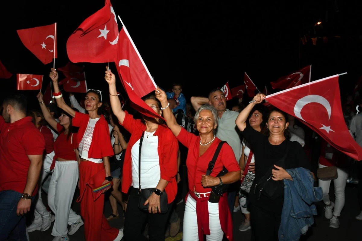 Kuşadası'nda 35 bin kişilik cumhuriyet korteji