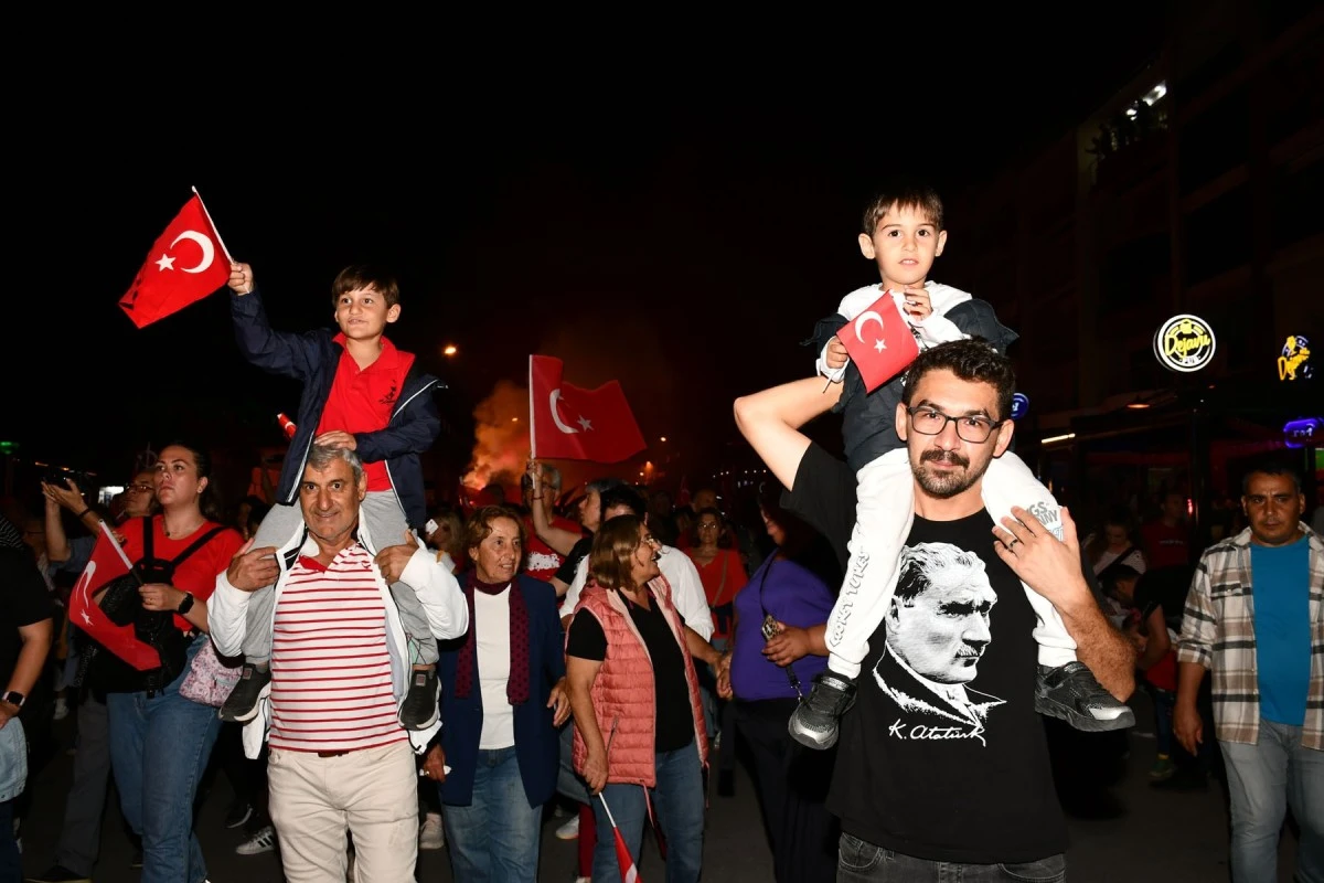 Kuşadası'nda 35 bin kişilik cumhuriyet korteji