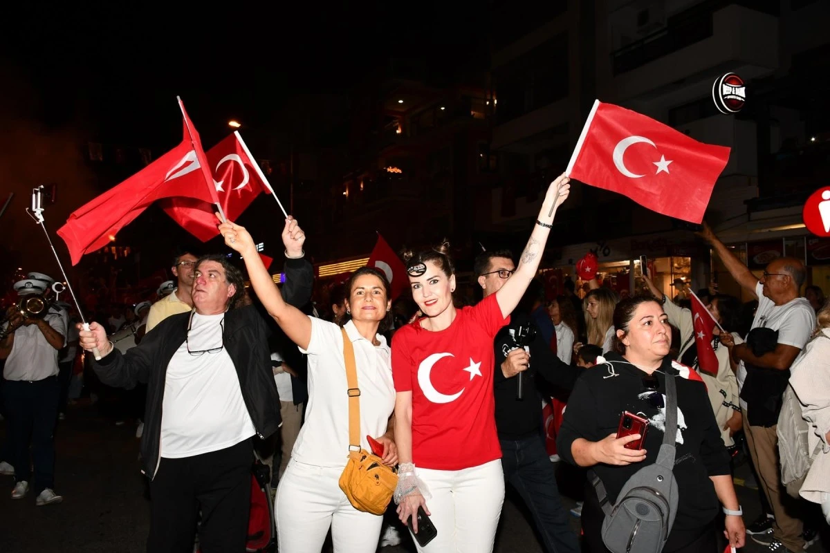 Kuşadası'nda 35 bin kişilik cumhuriyet korteji