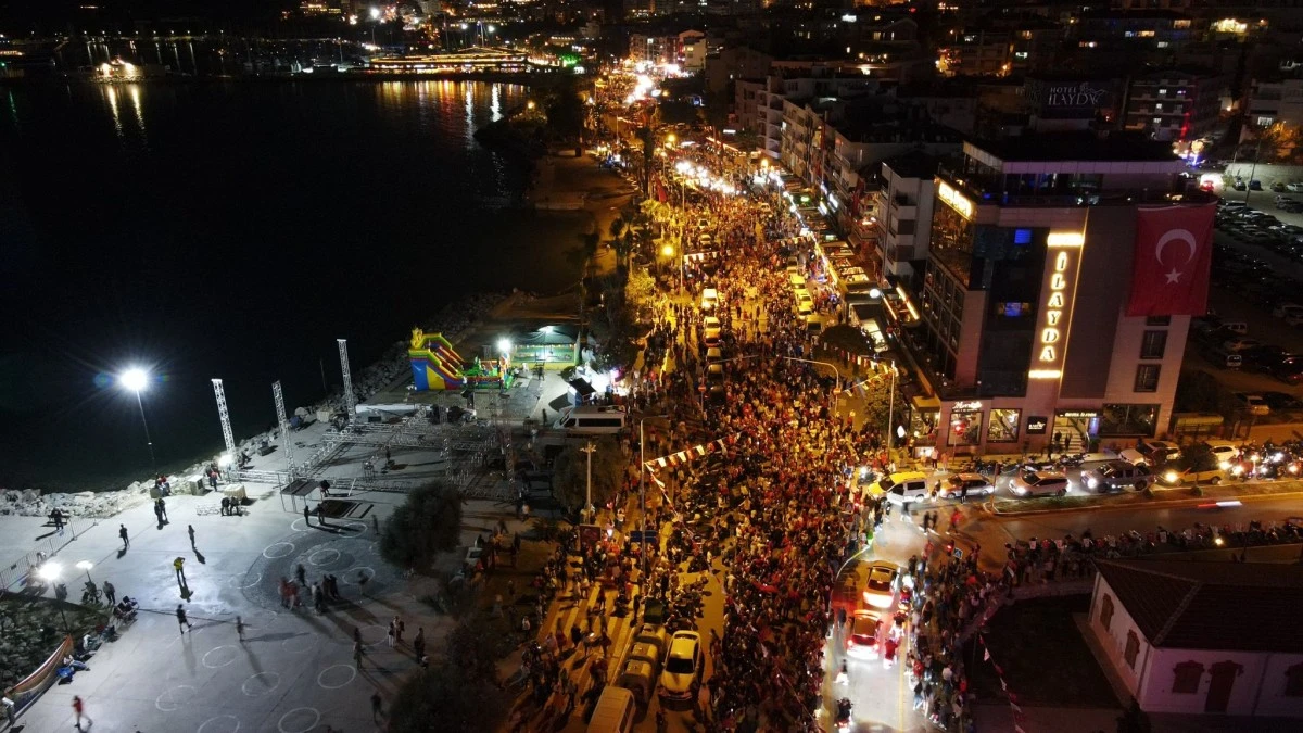 Kuşadası'nda 35 bin kişilik cumhuriyet korteji