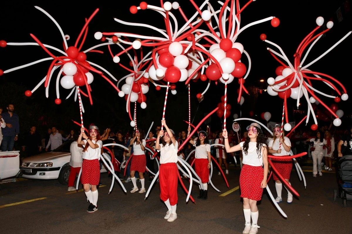 Kuşadası'nda 35 bin kişilik cumhuriyet korteji