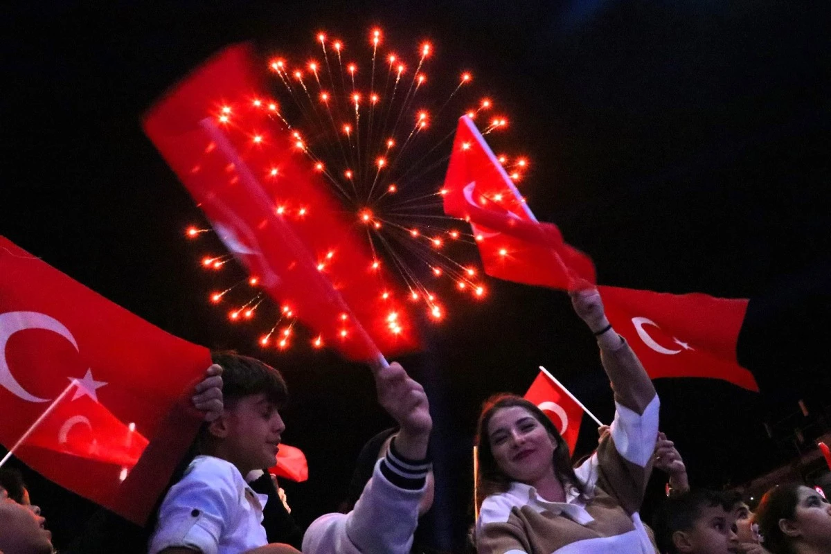 Söke'de 100 metrelik bayrakla binlerce kişi cumhuriyet için yürüdü