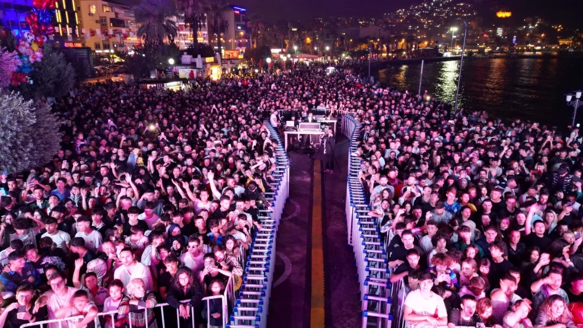 Kuşadası yaza ‘Ceza' konseriyle veda etti