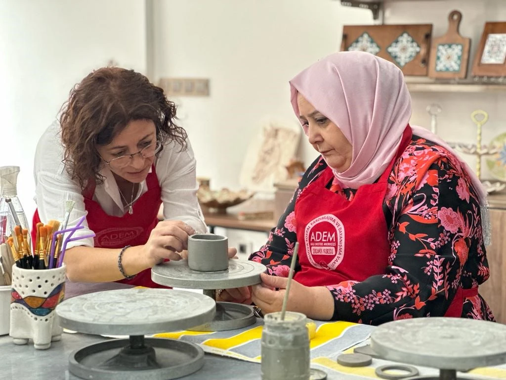 Vali Canbolat'ın eşi İncirliova Aile Destek Merkezi'ndeki çalışmaları inceledi
