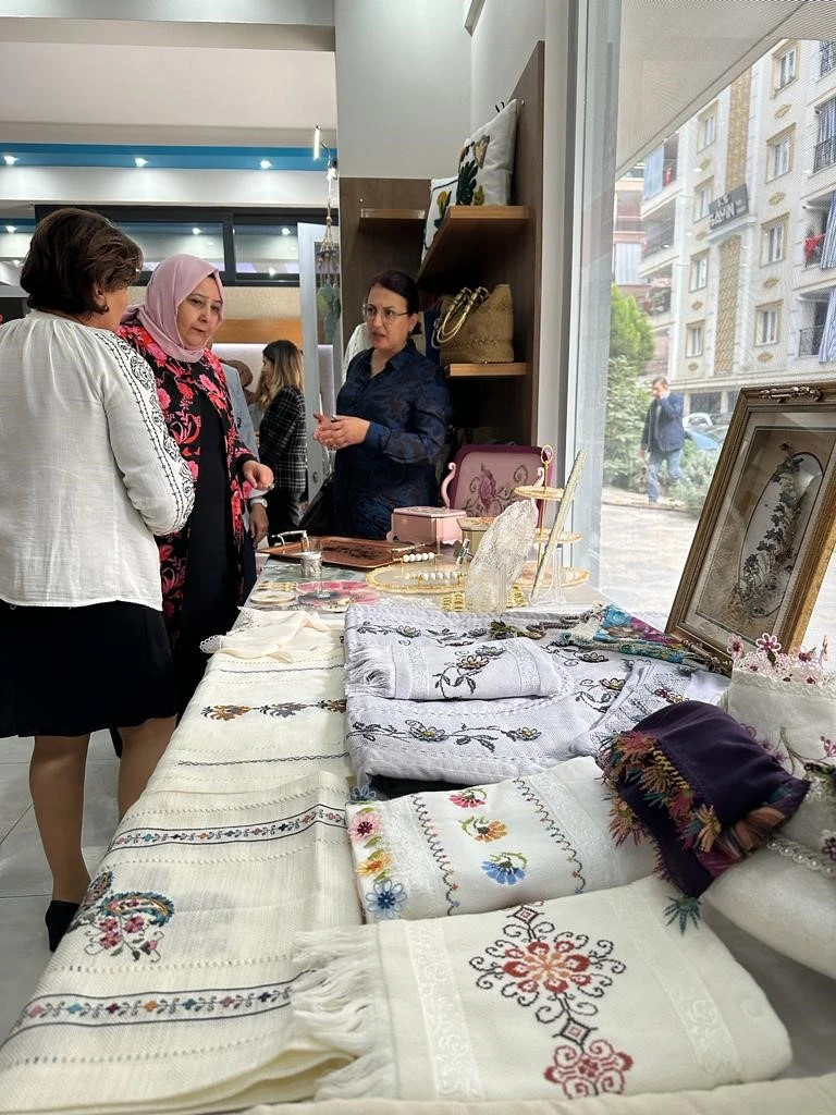 Vali Canbolat'ın eşi İncirliova Aile Destek Merkezi'ndeki çalışmaları inceledi