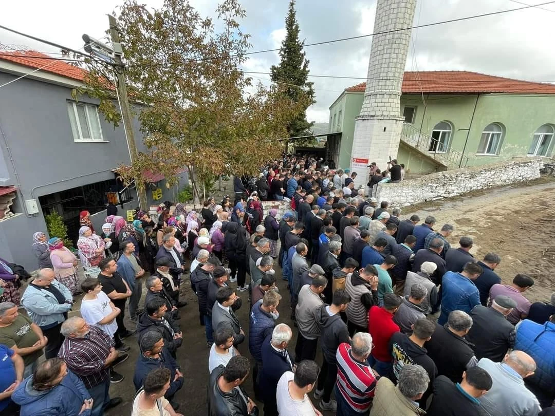 Selin vurduğu Demirçay'da hayatını kaybeden iki kişi toprağa verildi