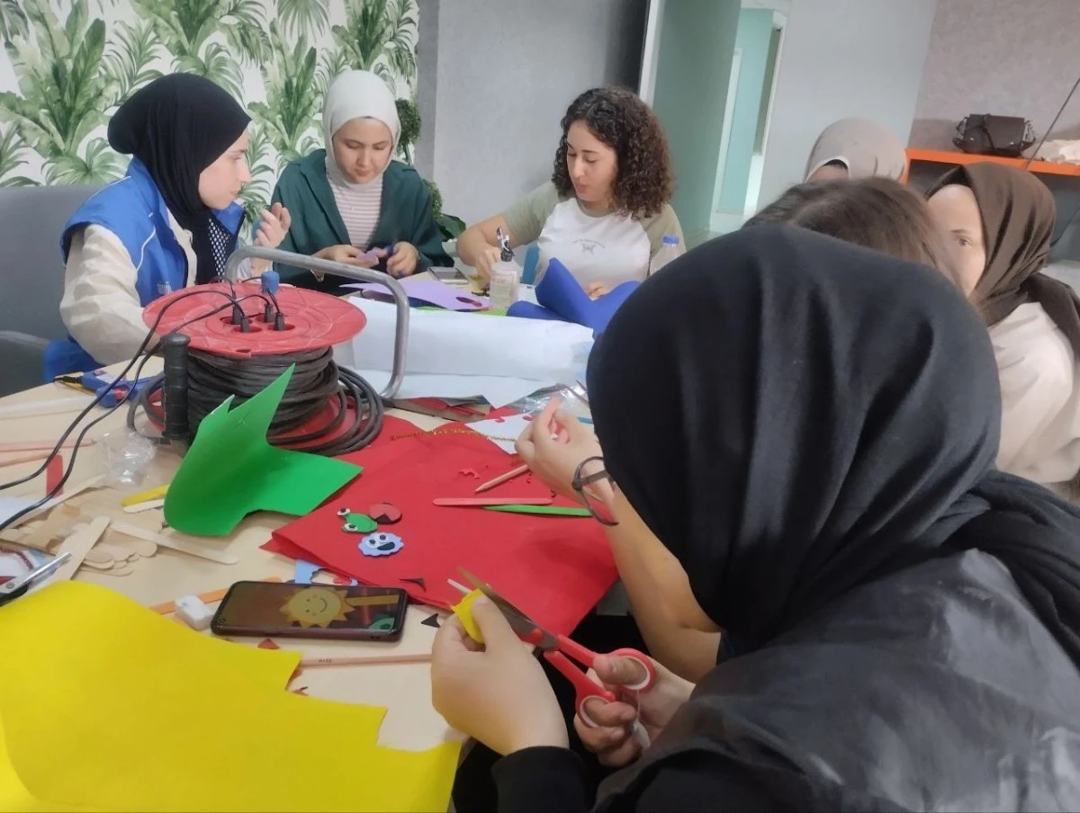 Gönüllü öğrenciler, minik kardeşleri için kolları sıvadı