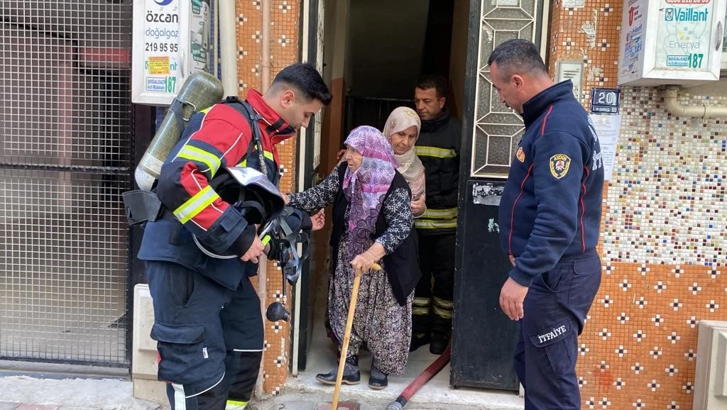 Apartmandan yükselen duman korkuttu