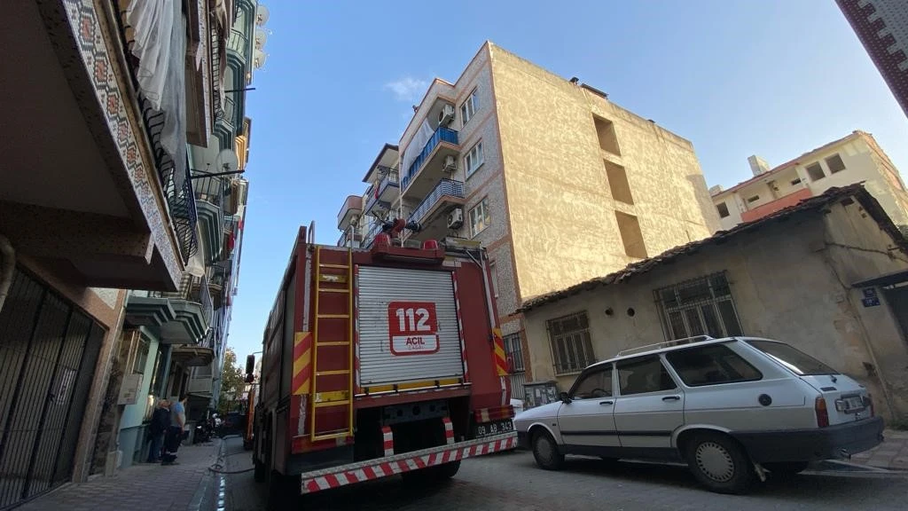 Apartmandan yükselen duman korkuttu