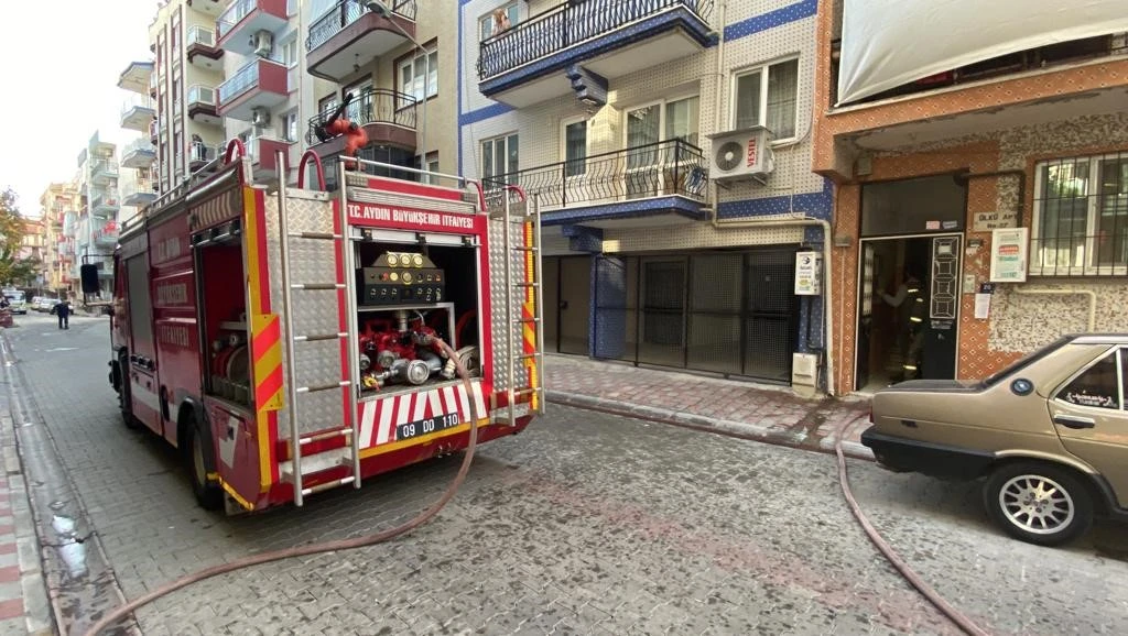 Apartmandan yükselen duman korkuttu