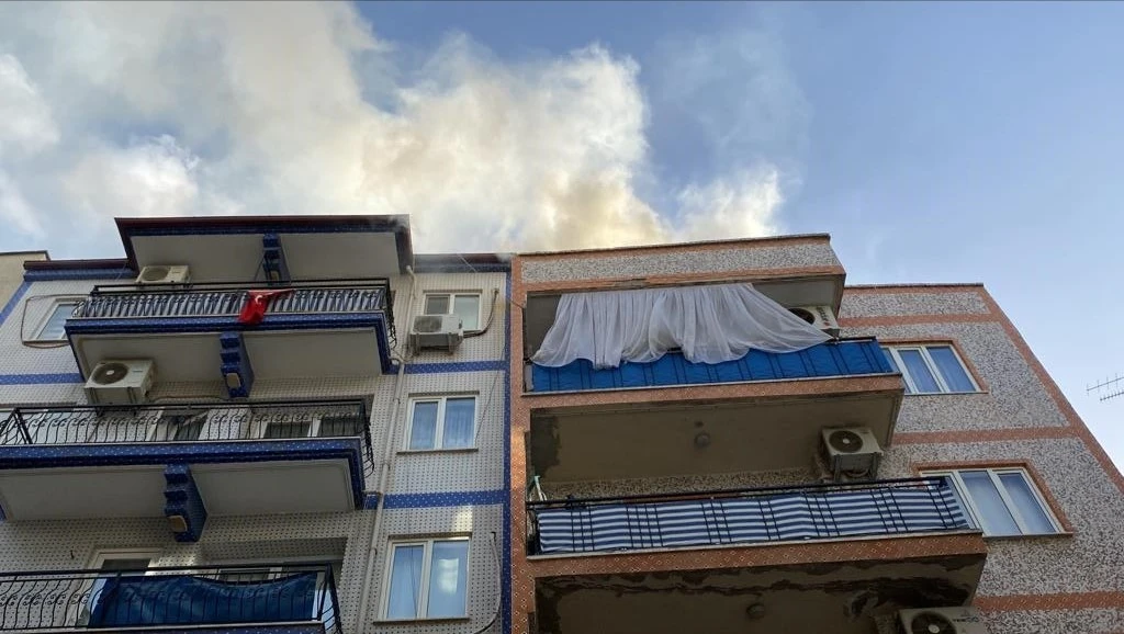 Apartmandan yükselen duman korkuttu