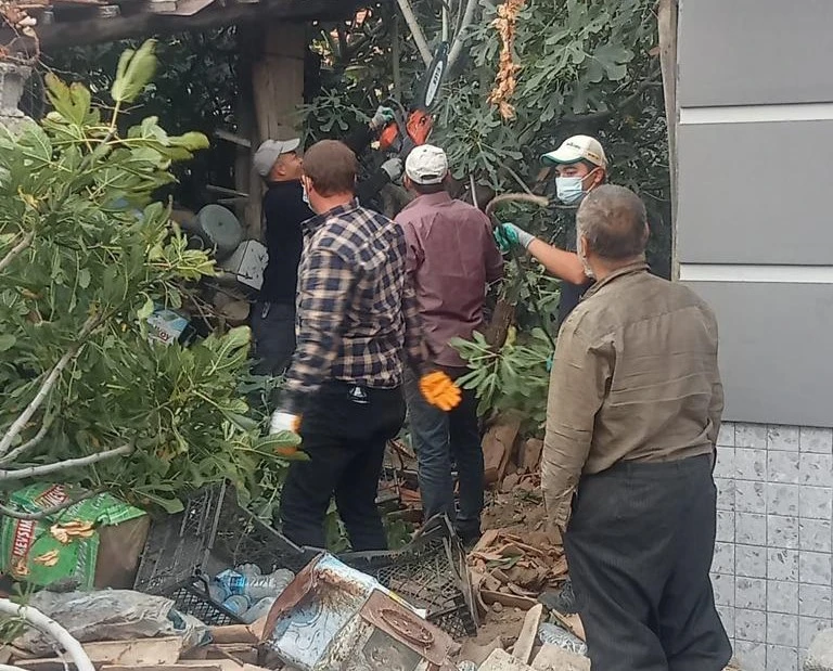 Aydın’da bir evden 16 kamyon çöp çıktı
