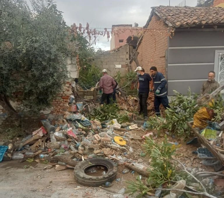 Aydın’da bir evden 16 kamyon çöp çıktı