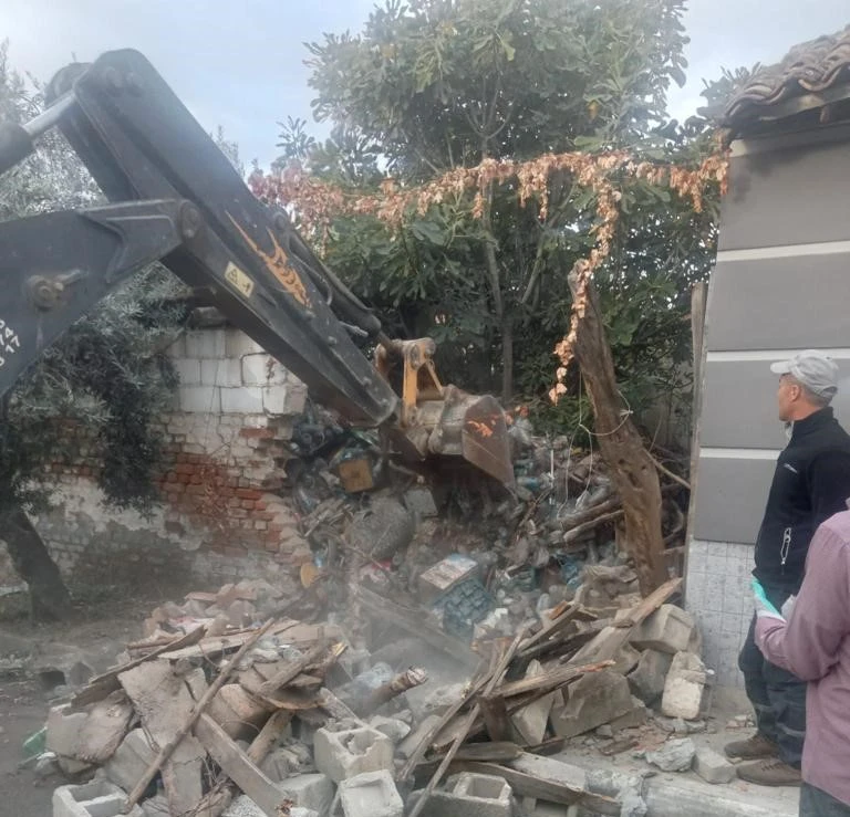 Aydın’da bir evden 16 kamyon çöp çıktı