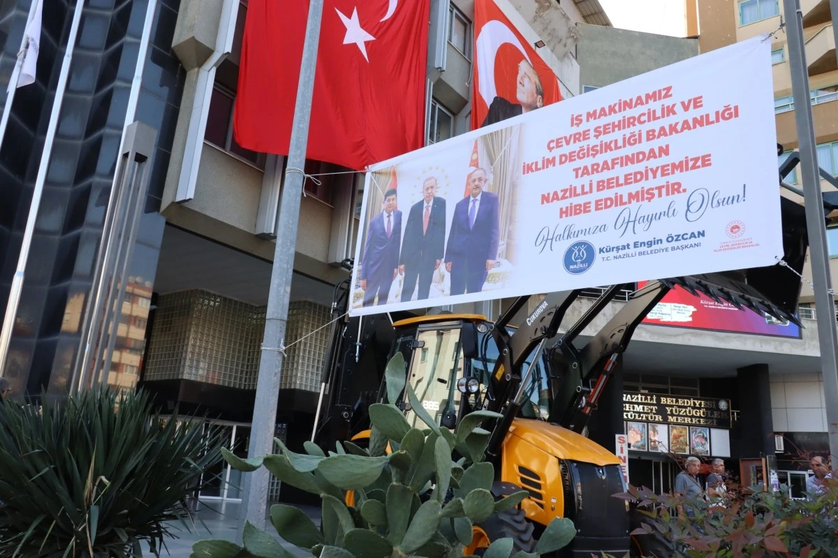 Bakanlıktan Nazilli Belediyesi’ne iş makinesi hibe edildi