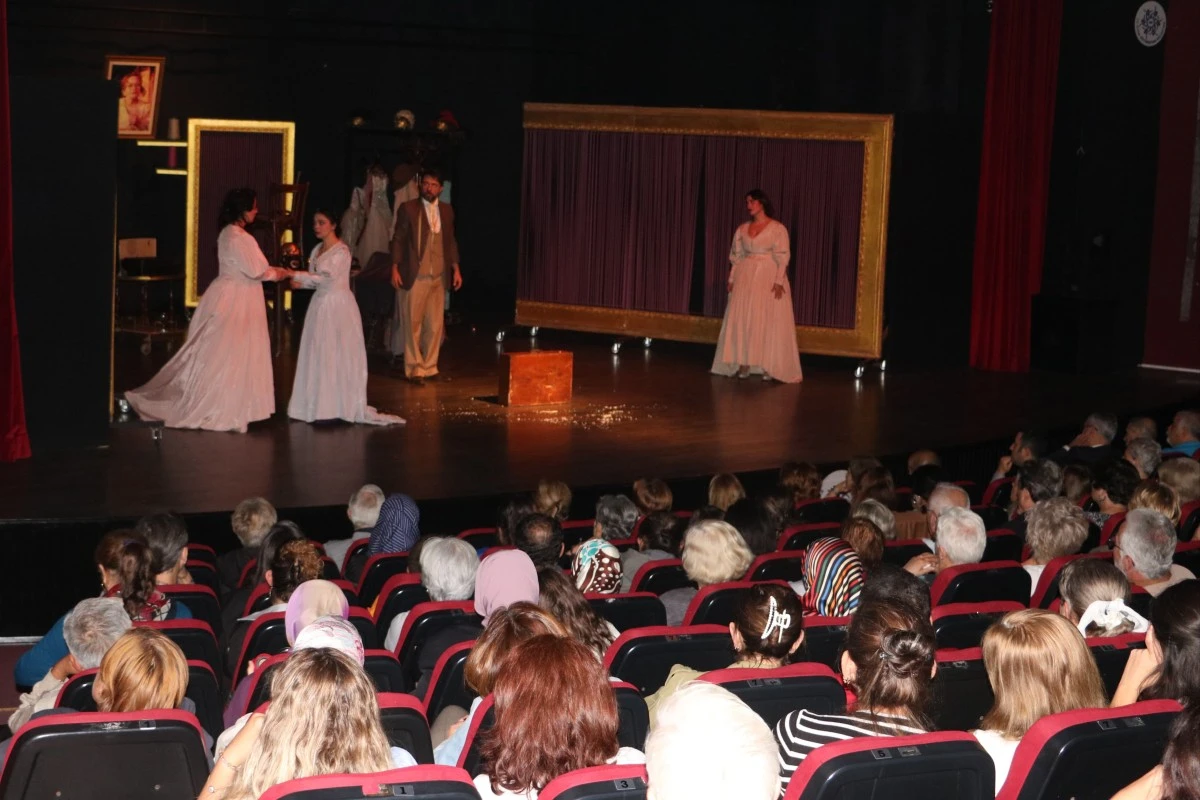 ŞEHİR TİYATROLARI CUMHURİYETİN 100. YILINDA “CUMHURİYET'İN DÖRT KADINI” OYUNUNU İZLEYİCİLERLE BULUŞTURDU