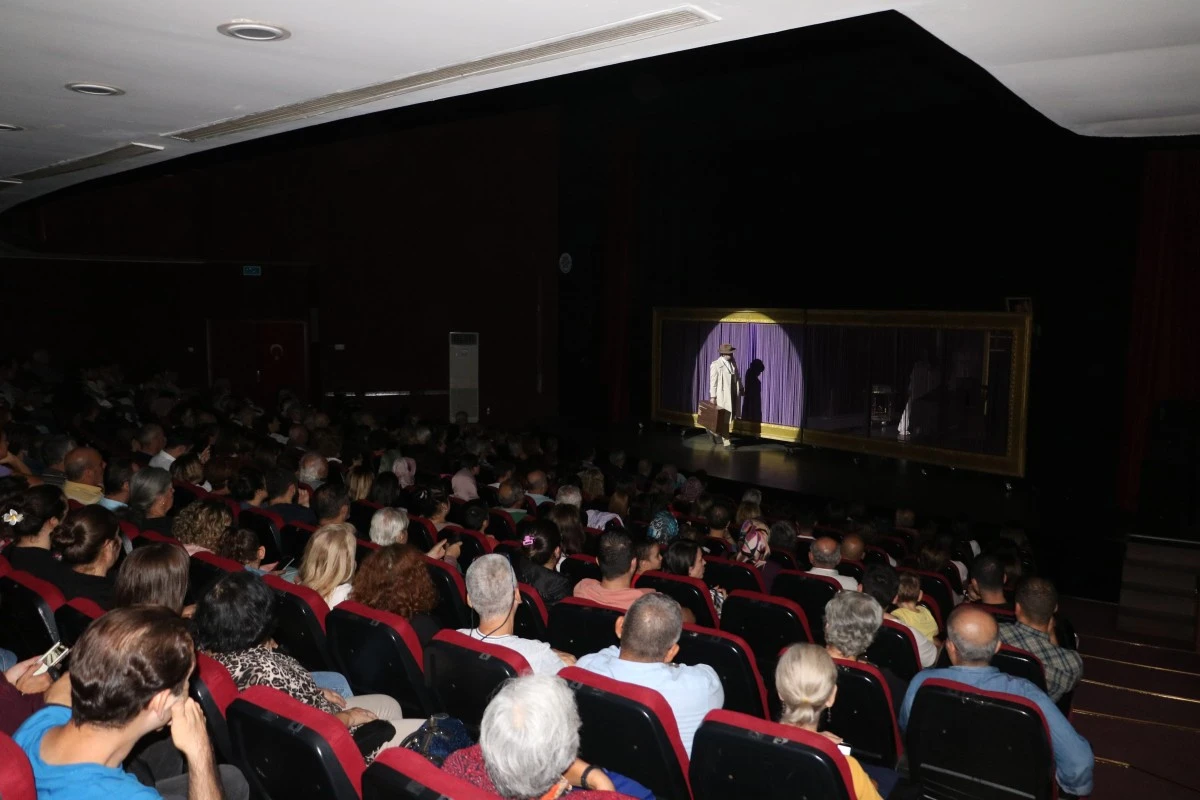 ŞEHİR TİYATROLARI CUMHURİYETİN 100. YILINDA “CUMHURİYET'İN DÖRT KADINI” OYUNUNU İZLEYİCİLERLE BULUŞTURDU