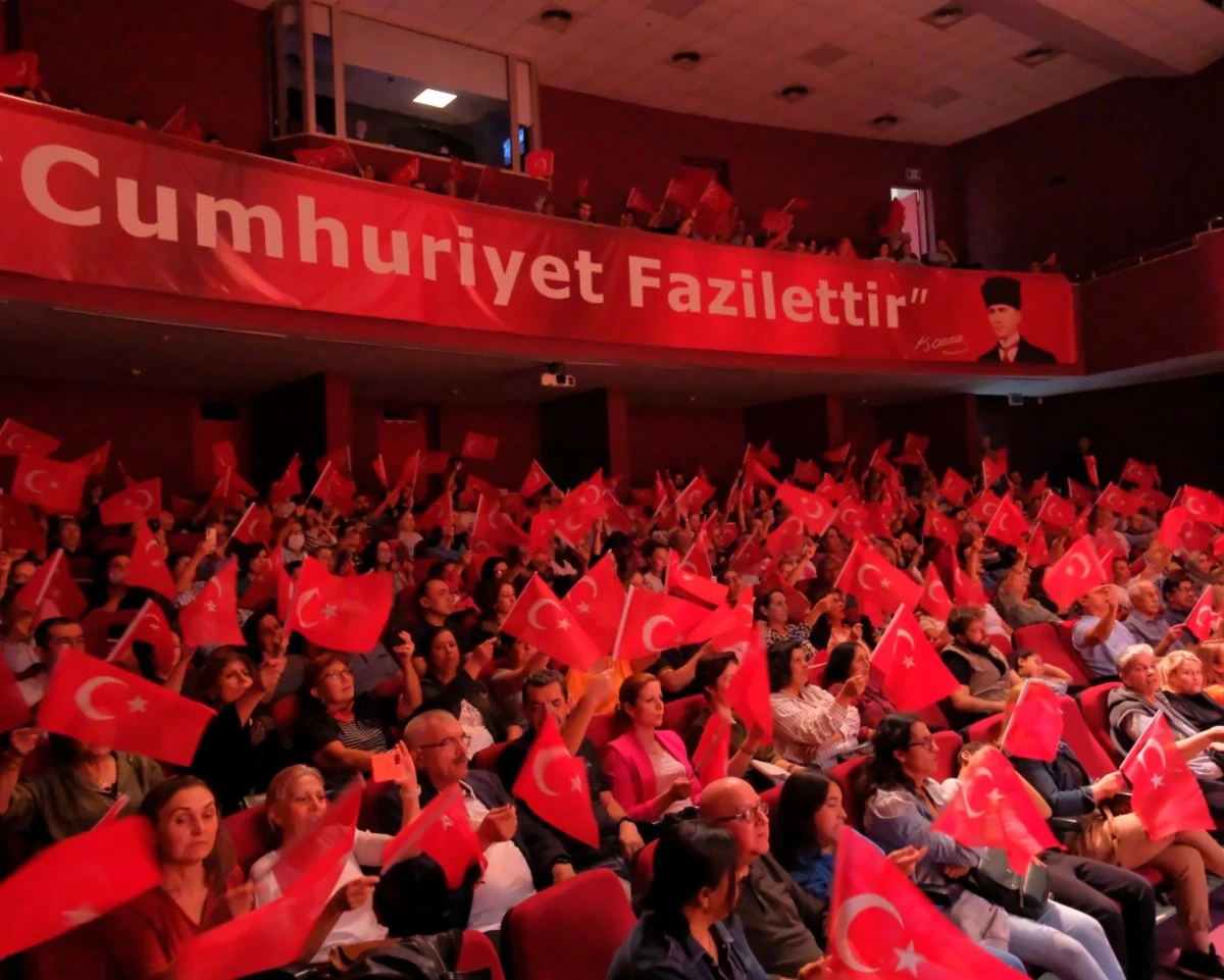 AYDIN BÜYÜKŞEHİR BELEDİYESİ CUMHURİYETİN 100. YILINDA “ATATÜRK’ÜN SEVDİĞİ TÜRKÜLER” KONSERİNİ İZLEYİCİLERLE BULUŞTURDU