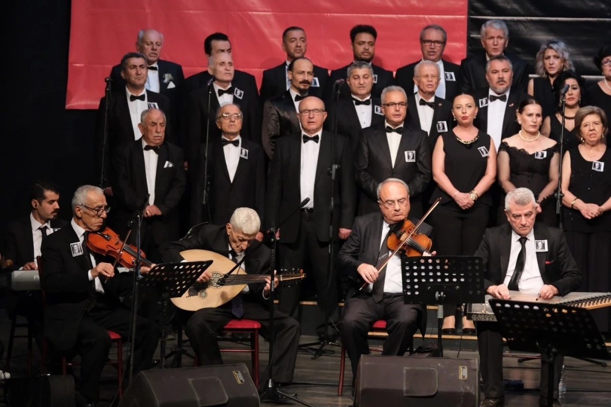Aydınlılar Atatürk'ün sevdiği şarkıları hep birlikte söyledi