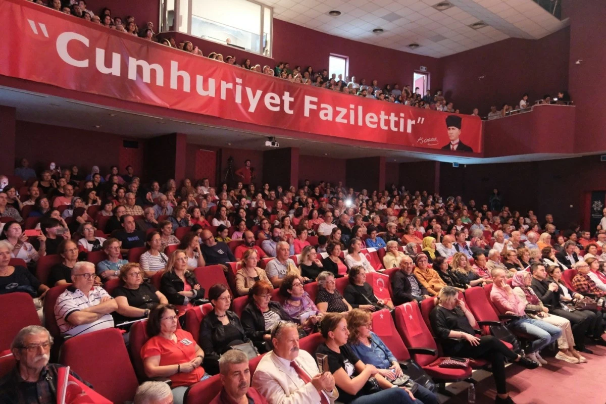 Aydınlılar Atatürk'ün sevdiği şarkıları hep birlikte söyledi
