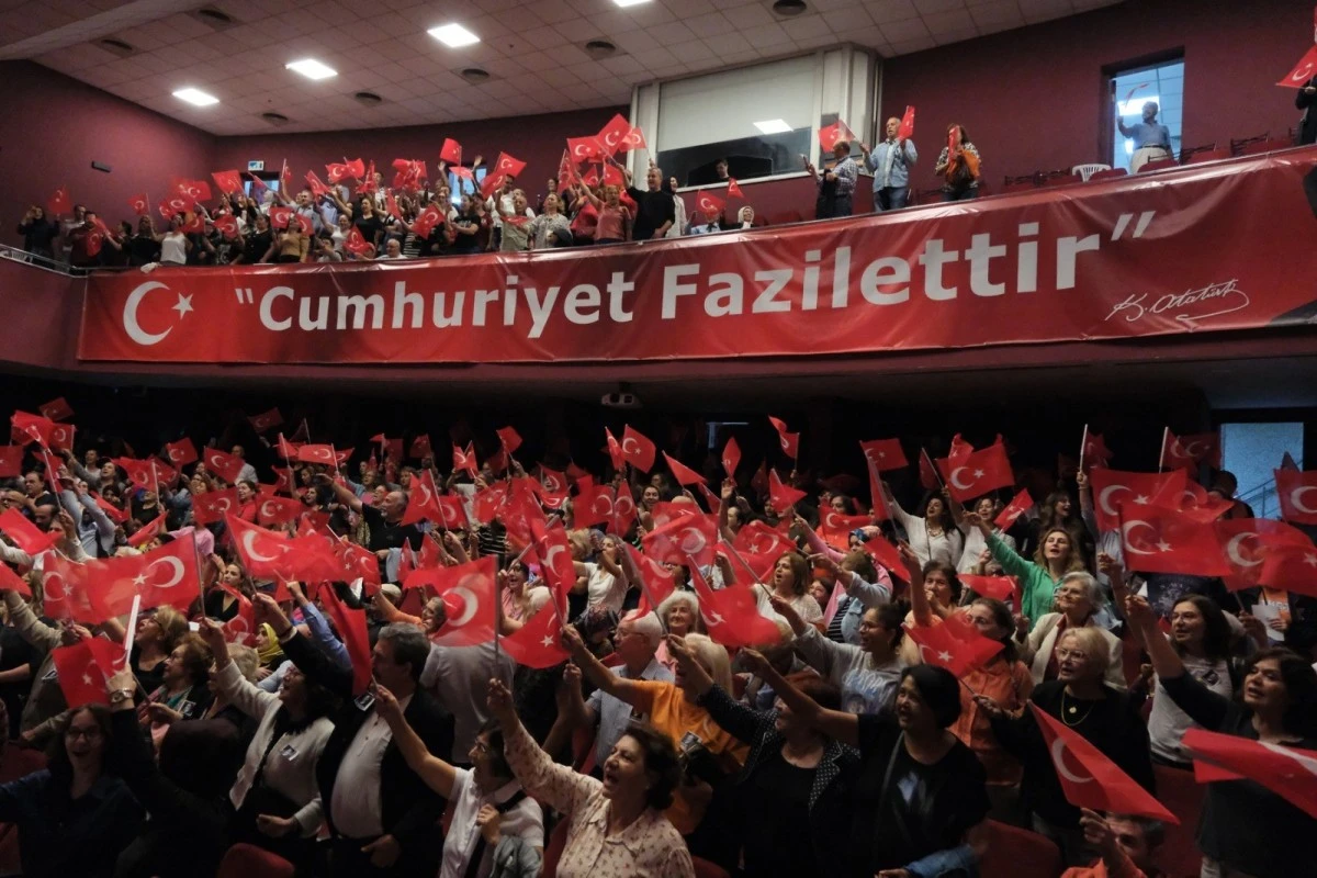 Aydınlılar Atatürk'ün sevdiği şarkıları hep birlikte söyledi