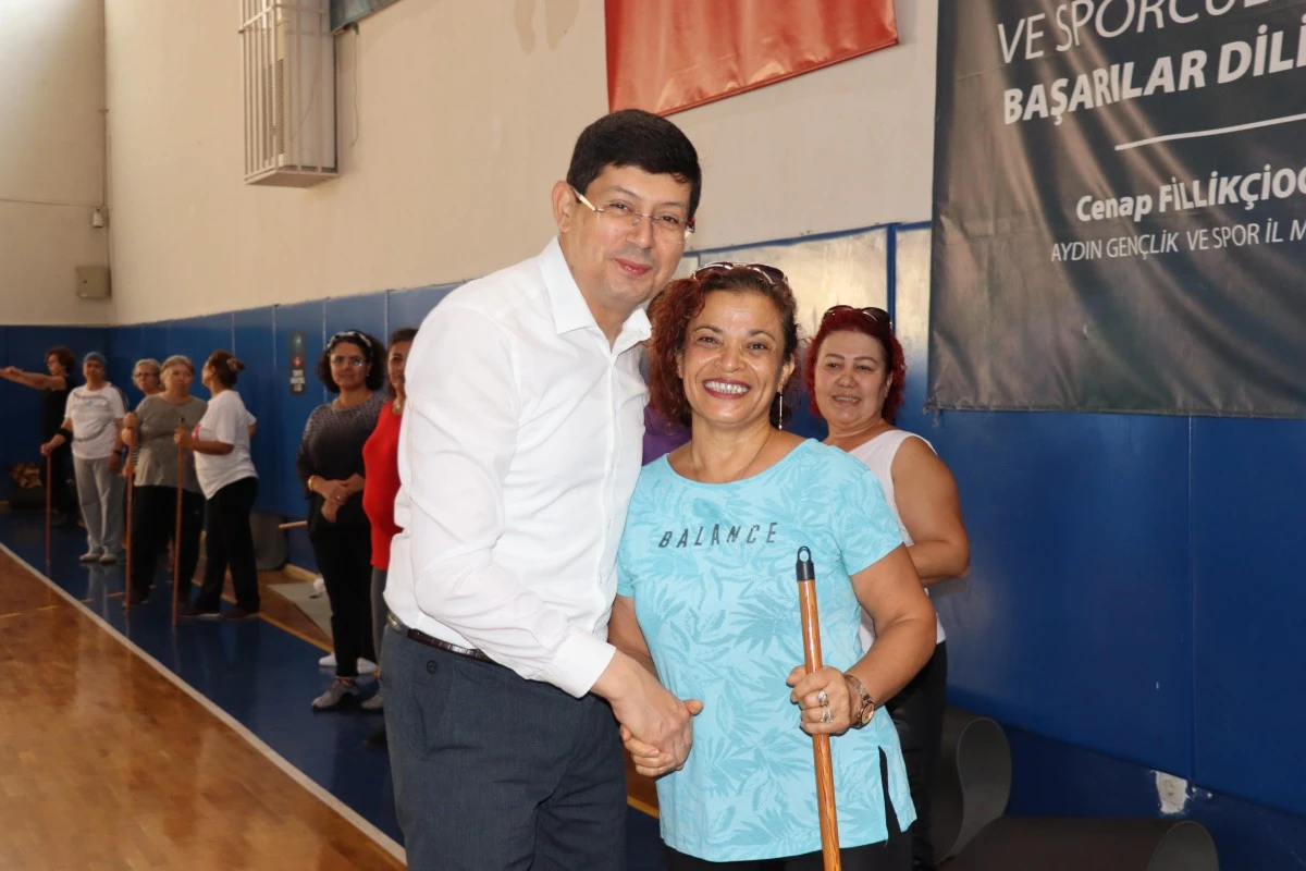 Sağlıklı ve eğlenceli bir güne sabah sporu ile başlıyorlar