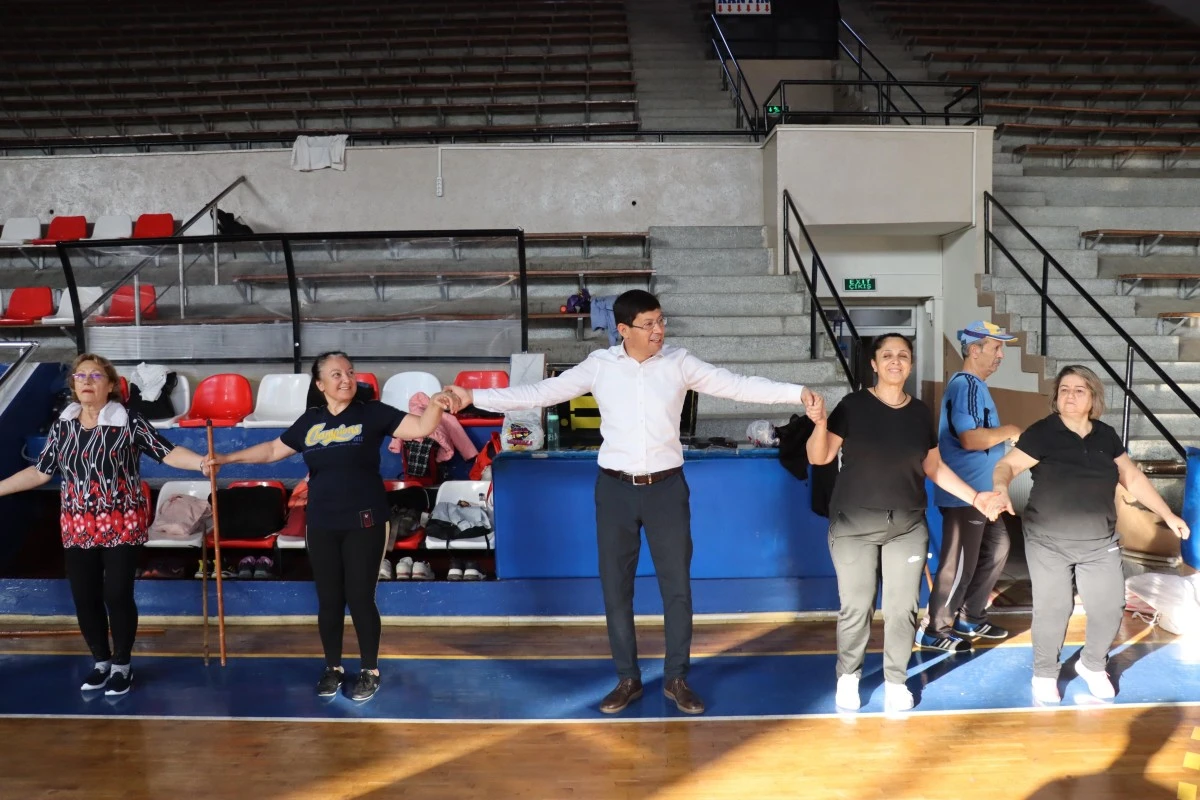 Sağlıklı ve eğlenceli bir güne sabah sporu ile başlıyorlar