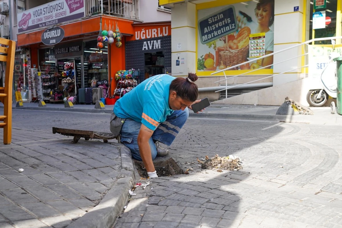 Kuşadası Belediyesi’nden su taşkınlarına karşı aralıksız mesai
