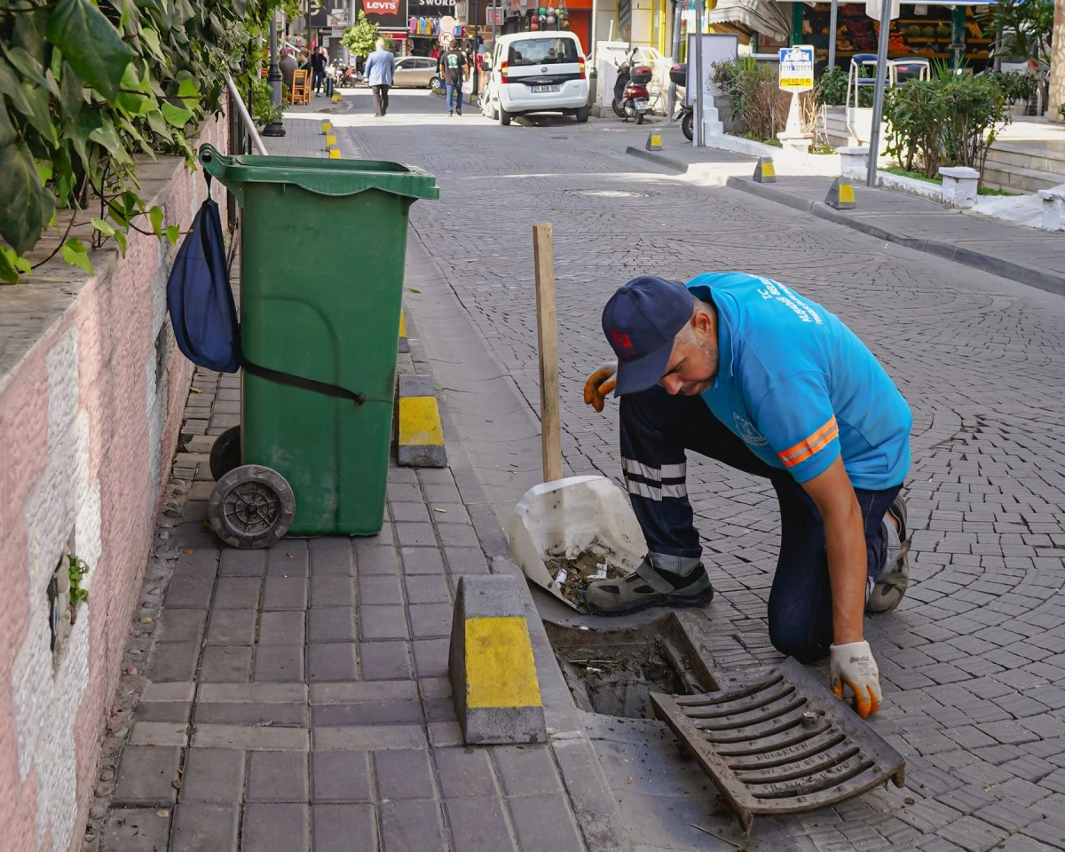 Kuşadası Belediyesi’nden su taşkınlarına karşı aralıksız mesai