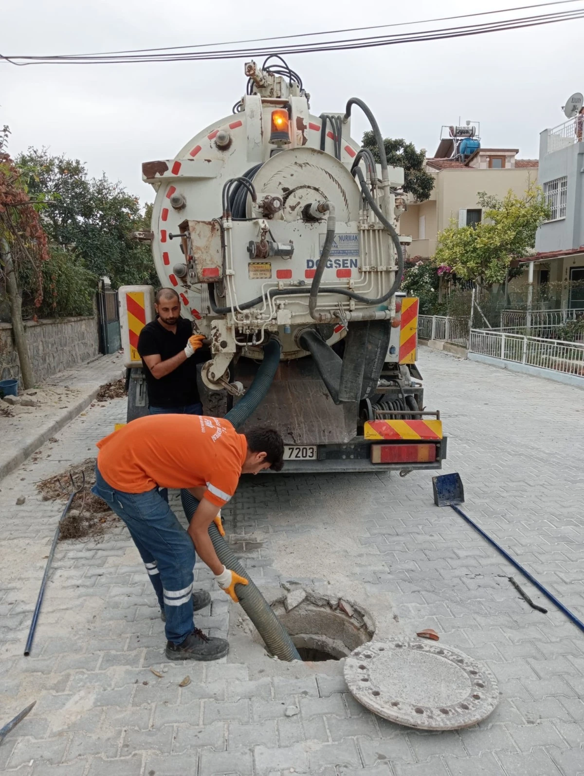 Kuşadası Belediyesi’nden su taşkınlarına karşı aralıksız mesai