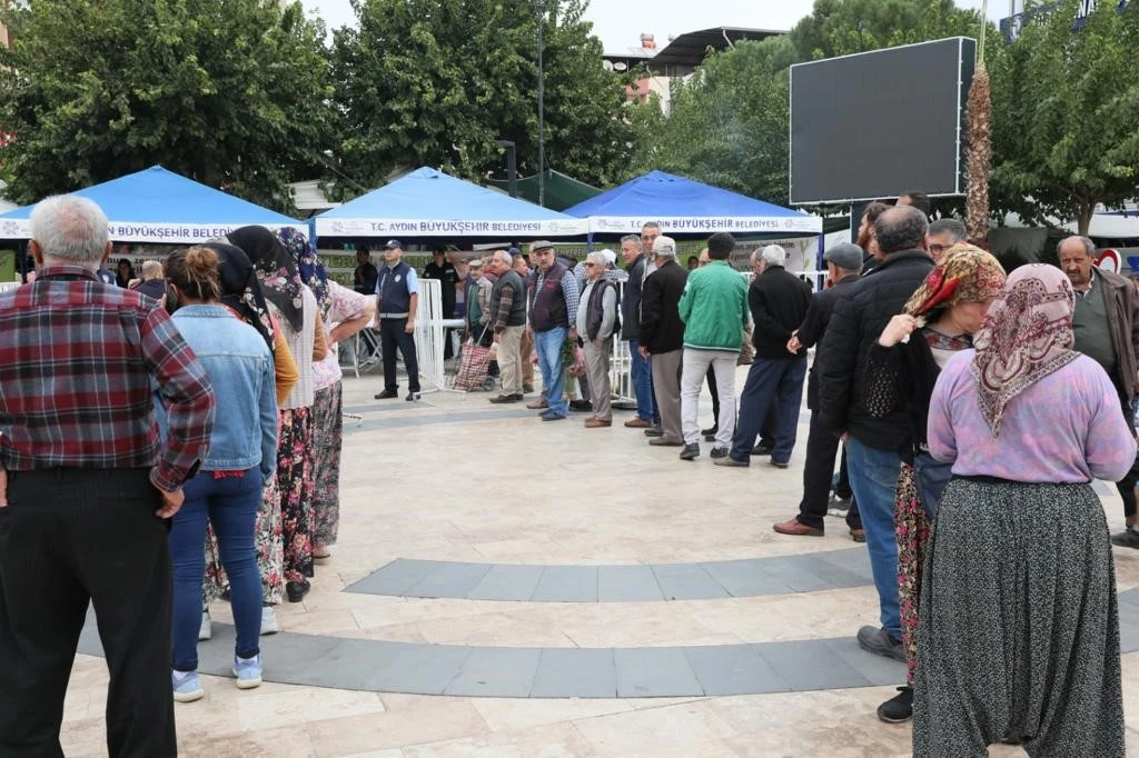 Köşklü vatandaşlar ve esnaf Çerçioğlu’na yoğun ilgi gösterdi