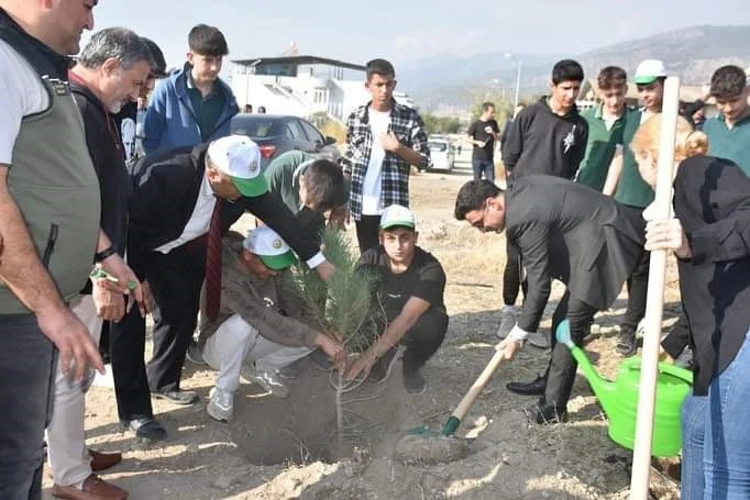 Buharkent'te ağaç fidanları toprakla buluştu