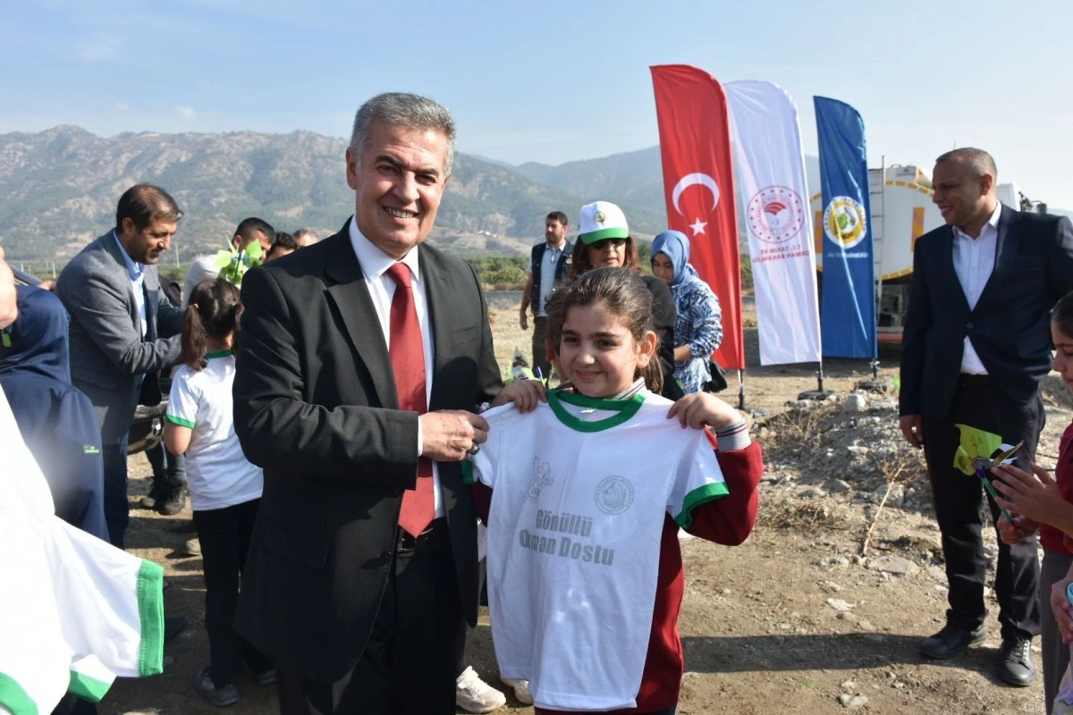 Buharkent'te ağaç fidanları toprakla buluştu