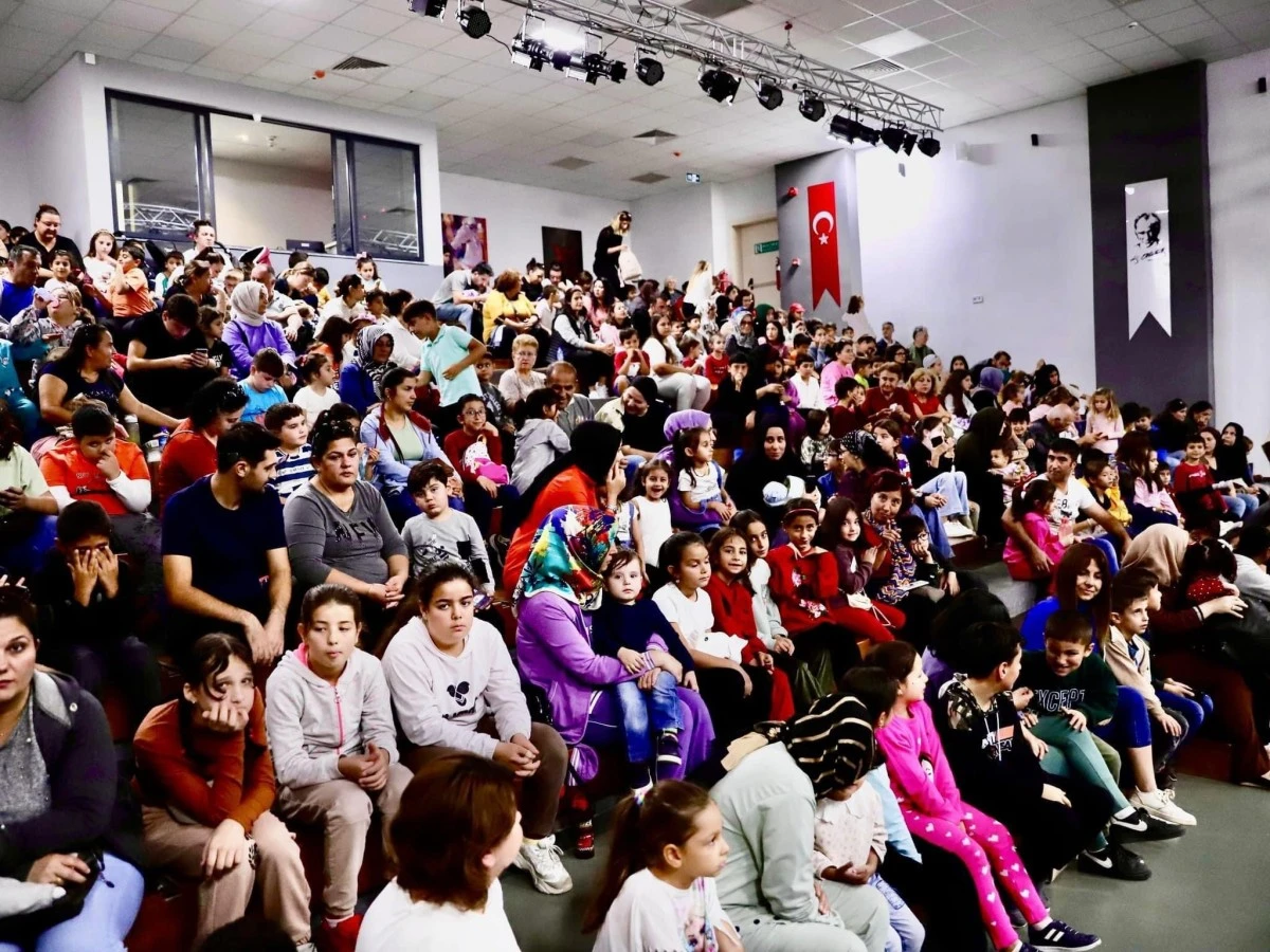 Didimli çocuklar, çocuk tiyatrosuyla eğlendi