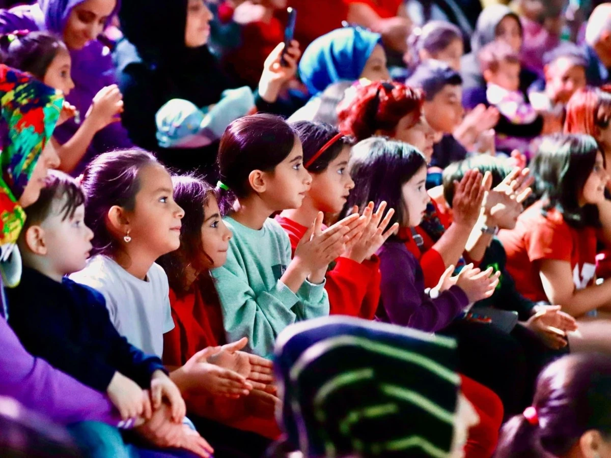 Didimli çocuklar, çocuk tiyatrosuyla eğlendi