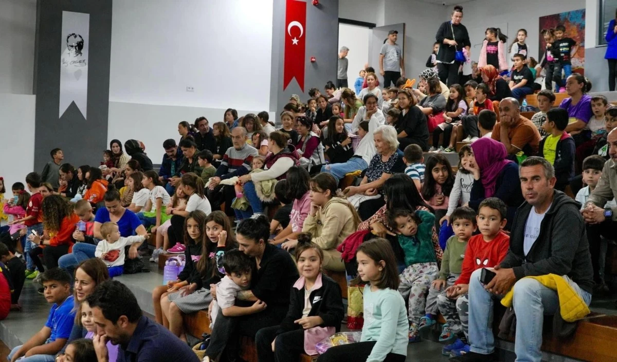 Didimli çocuklar, çocuk tiyatrosuyla eğlendi