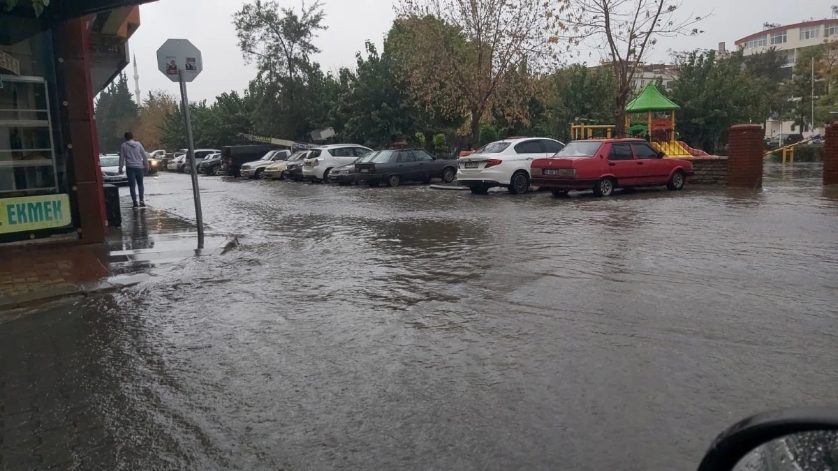 Didim’de sağanak yağış ve fırtına etkili oldu
