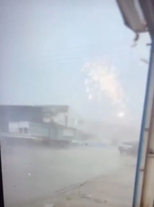 Fırtınaya dayanamayan bir binanın çatısı saniyeler içinde yok oldu