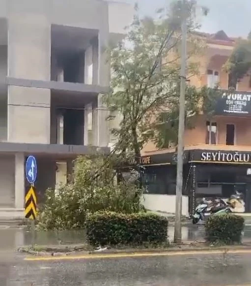 Fırtınaya dayanamayan bir binanın çatısı saniyeler içinde yok oldu