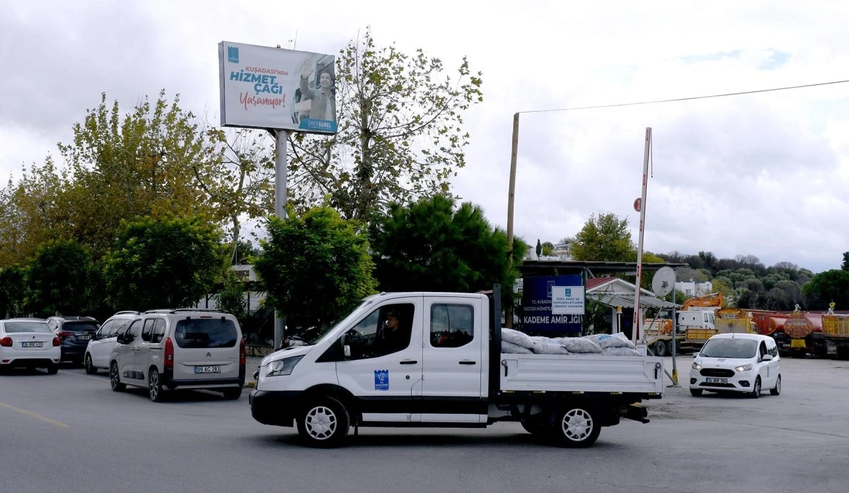 Kuşadası Belediyesi'nden ihtiyaç sahibi ailelere yakacak yardımı