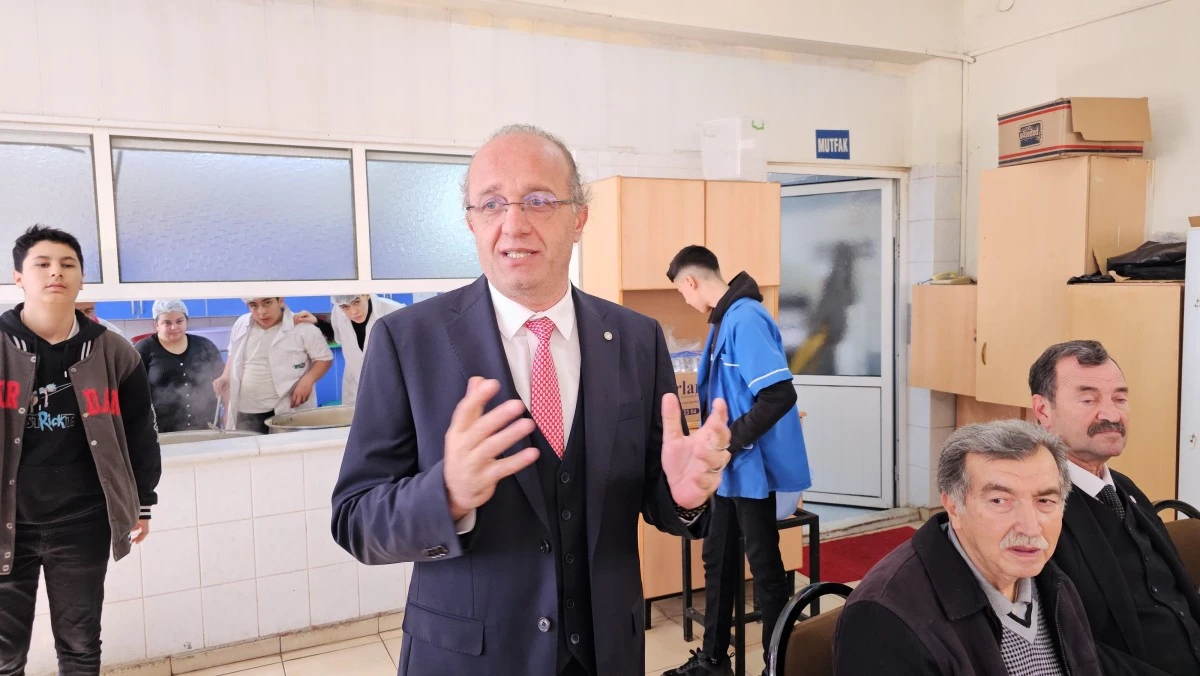 Emekli öğretmenler görev yaptıkları okulda hatırlarını tazeledi