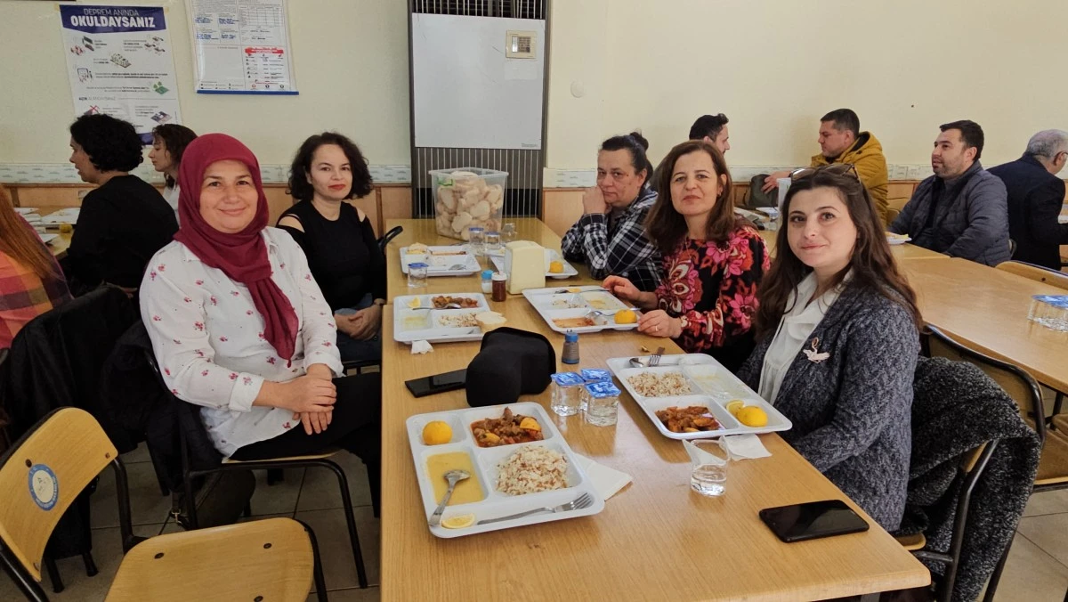 Emekli öğretmenler görev yaptıkları okulda hatırlarını tazeledi