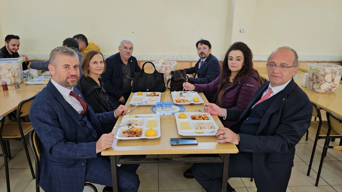Emekli öğretmenler görev yaptıkları okulda hatırlarını tazeledi